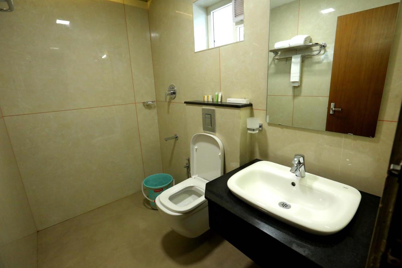 Kira Palace Residency Hotel Ernakulam Exterior photo